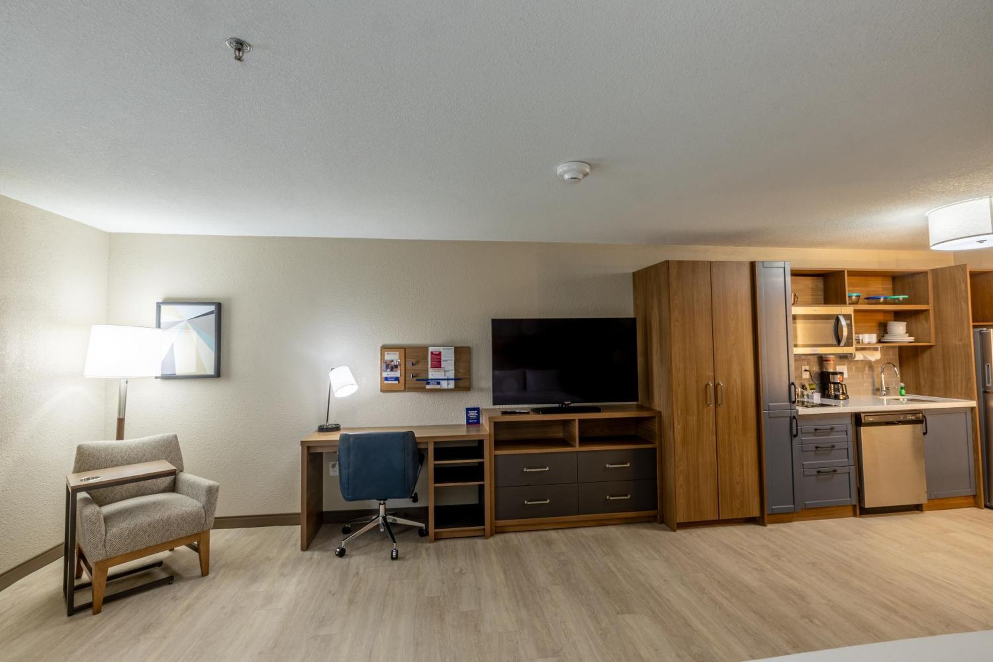 Hotel Candlewood Northwest By Ihg Wichita